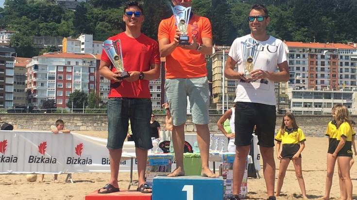 Mikel Mangas eta Jon Ulacia, Ondarroako Itsas Zeharkaldiko podiumean