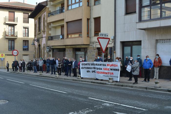 Santa Ana egoitzaren aurrean amaitu dute gaur manifestazioa pentsionistek
