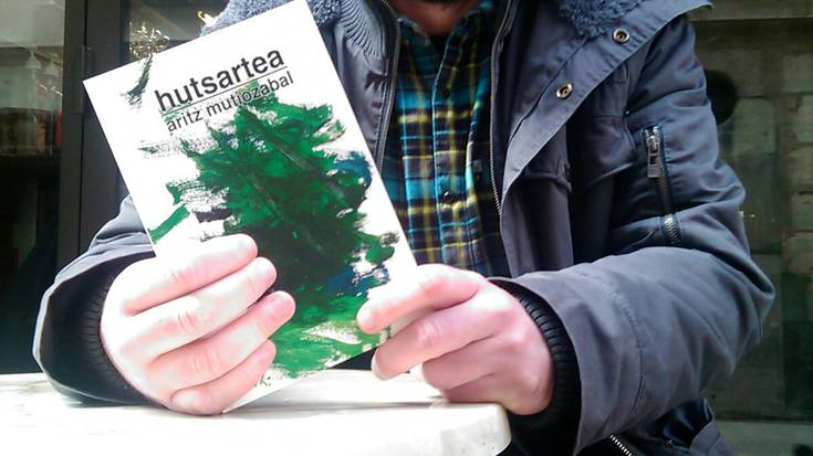 'Hutsartea' poema liburua aurkeztu du Aritz Mutiozabalek