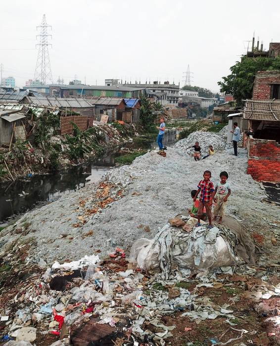 Bangladeshen joskintza tailer sozial bat egiteko 'crowdfunding' kanpaina abiatu du Bask arropa markak