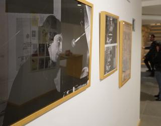 Uhin libreei aurpegia jartzen, zuri-beltzetik arrosaraino