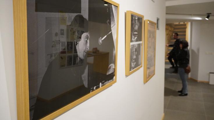 Uhin libreei aurpegia jartzen, zuri-beltzetik arrosaraino