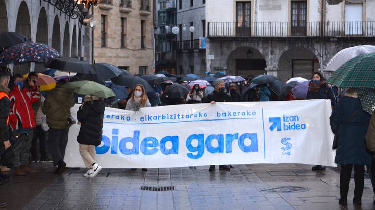 680 lagun bildu dira Azpeitian, Sarek deituta presoen eskubideen alde egin duten manifestazioan