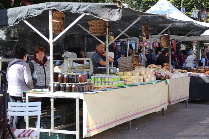 Astelehenean zabalduko dute Olagarro eguneko azokarako izen ematea