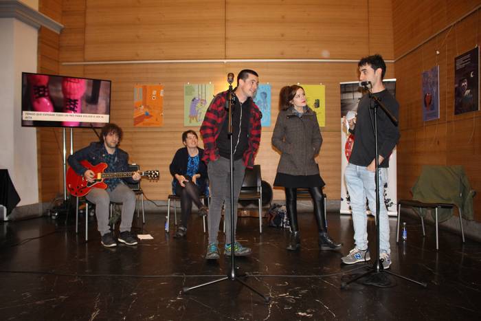 IRUDI BILDUMA: Bertso musikatua eta ipuin kontaketa, ume motxiladunez hausnartzeko