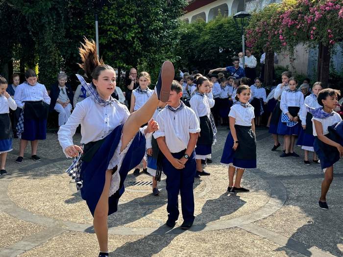 San Juan egoitzako nagusien aurrean dantzan