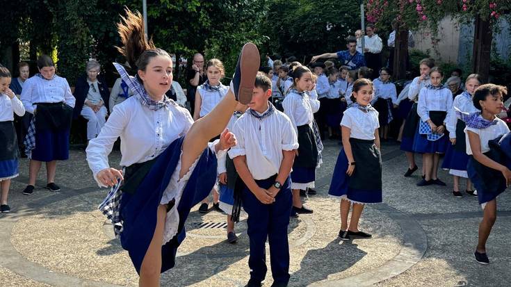 San Juan egoitzako nagusien aurrean dantzan