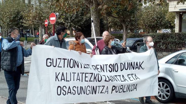 Eskualdeko 150 lagun manifestatu dira gaur Zumaian pentsio duinen alde