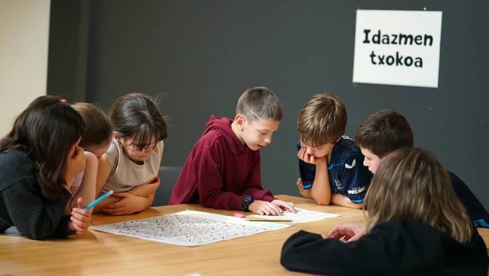 Hitzekin jolasean Txinaurriak proiektuan