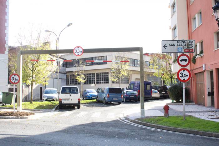 Kamioiei altuera muga jakinarazteko seinalea jarri dute Azpeitiko Juan XXIII kalean