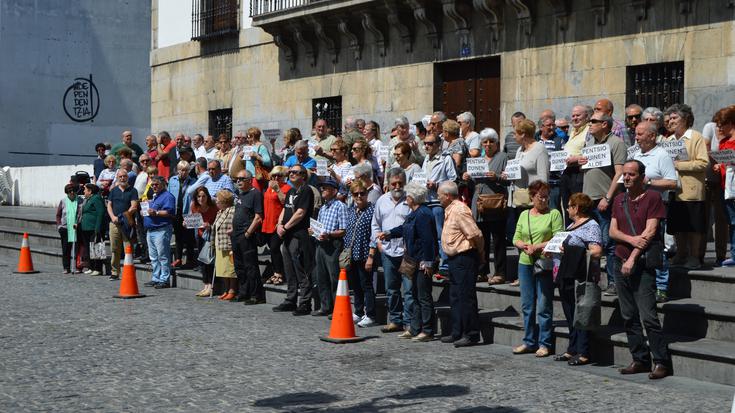 Protesta egiteko elkartu dira gaur ere herriko pentsiodunak