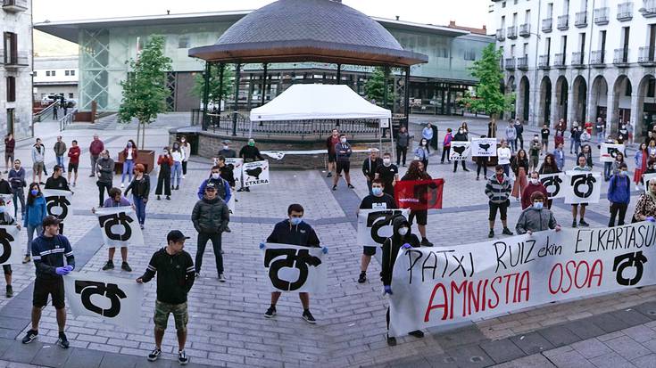 Ehundik gora lagun elkartu dira Azpeitiko plazan, Patxi Ruiz presoarekin elkartasunean