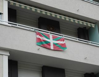 Ikurrina zintzilikatu dute balkoian hainbat herritarrek