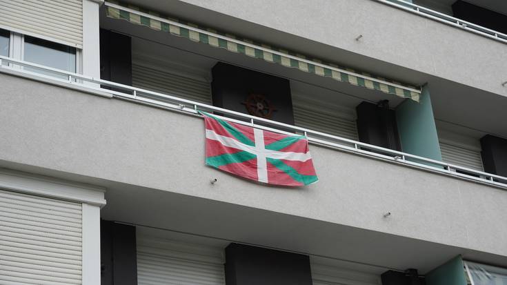 Ikurrina zintzilikatu dute balkoian hainbat herritarrek