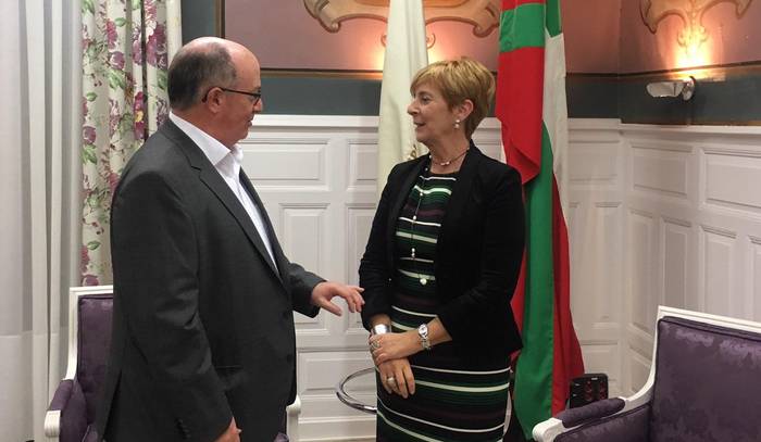 Javier Zubizarreta Azkoitiko alkateak herriko egoera industrialaren berri eman dio Arantxa Tapia Jaurlaritzako sailburuari