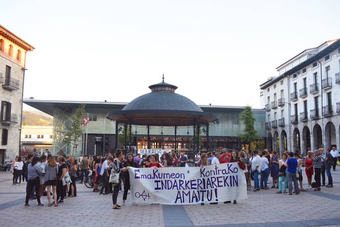 Bilboko hilketa matxista gaitzetsi dute dozenaka herritarrek