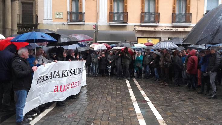 Pasaiako segada argitzeko eta auzia ez ixteko eskatuz elkarretaratzea egin dute Iruñean