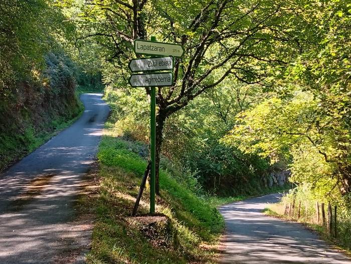 Martirieta auzoko baserrien seinaleak ere berritu ditu udalak