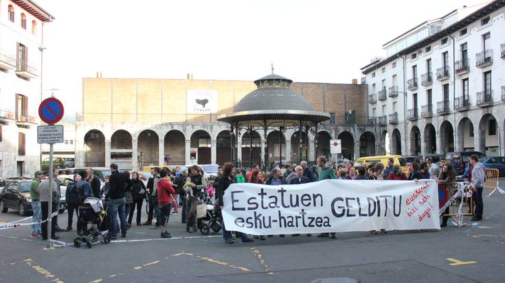 Estatuen esku-hartzea salatzeko, elkarretaratzea