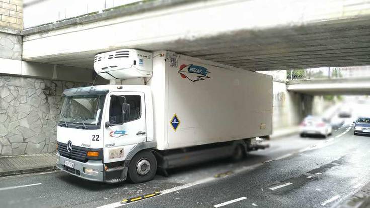 HARA! Kamioi txiki bat harrapatuta geratu da Zelai azpibidean