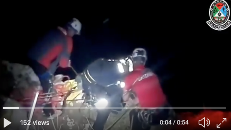 Bi eskalatzaile erreskatatu dituzte bart gauean labarretatik