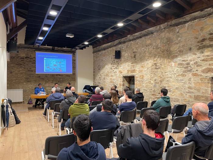 Tuberkulosiak abere suharrengan eta ganaduzaleengan dituen eraginez jardun dute Basazabalen