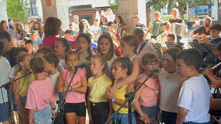 Ertxiña musika eskolakoek Zestoako herrigunea alaitu dute