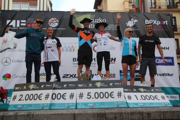 Irudietan: Zarauzko Triatloiaren amaiera eta sari banaketa