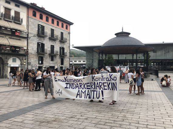 Bardozeko hilketa matxista salatu dute hainbat azpeitiarrek