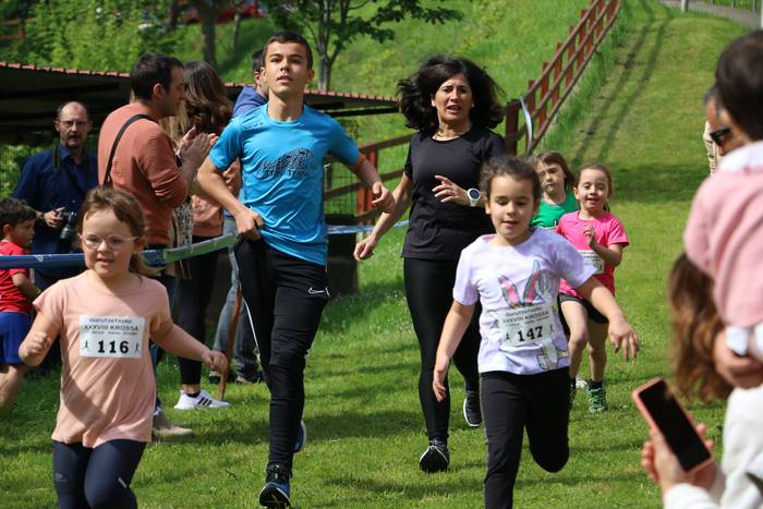 Festetan murgilduta dira Azkoitiko Floreaga auzoan