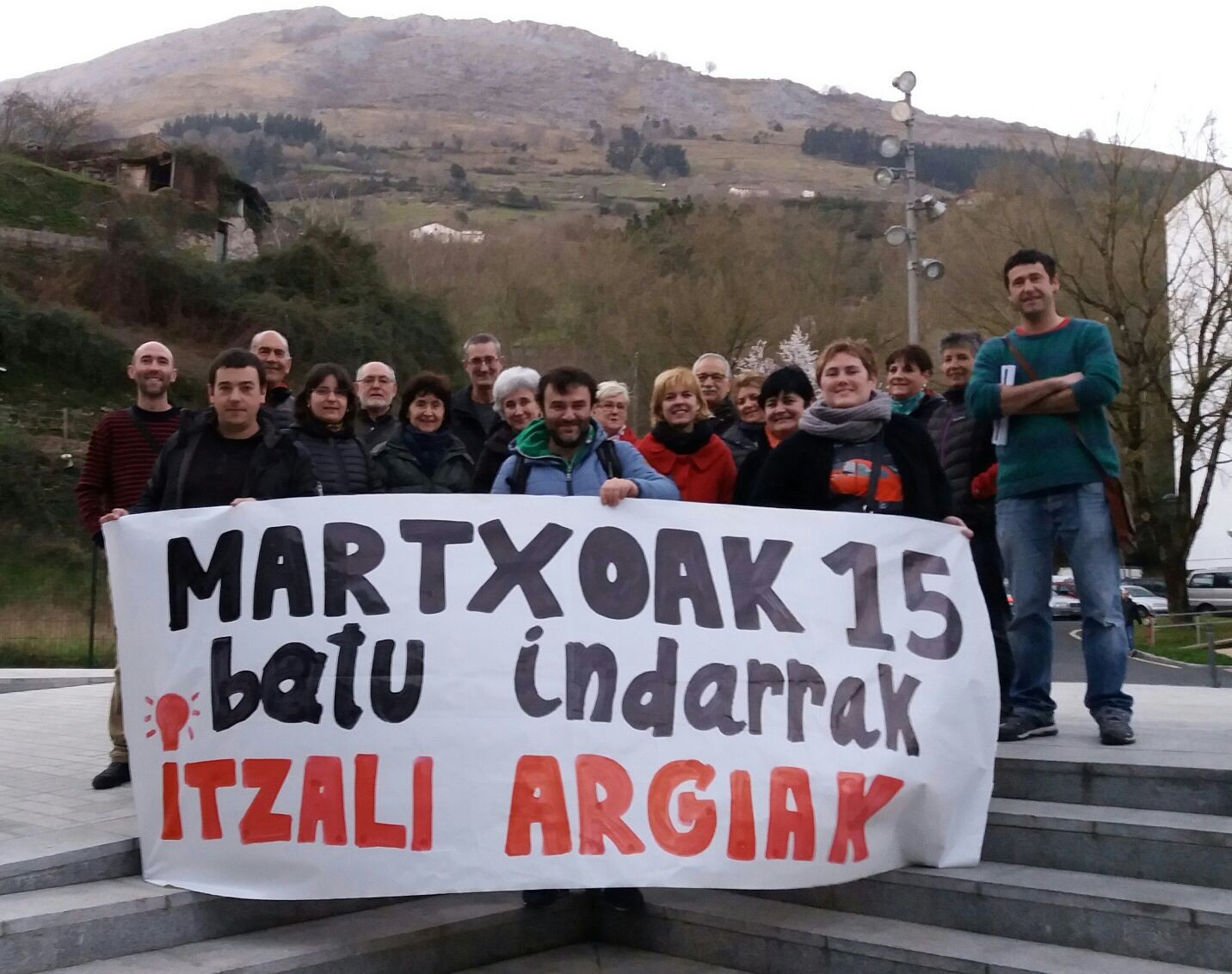 Energia enpresa handien gehiegikerien aurrean Elkar-ekinek argiak itzaltzera deitu ditu herritarrak, martxoaren 15ean