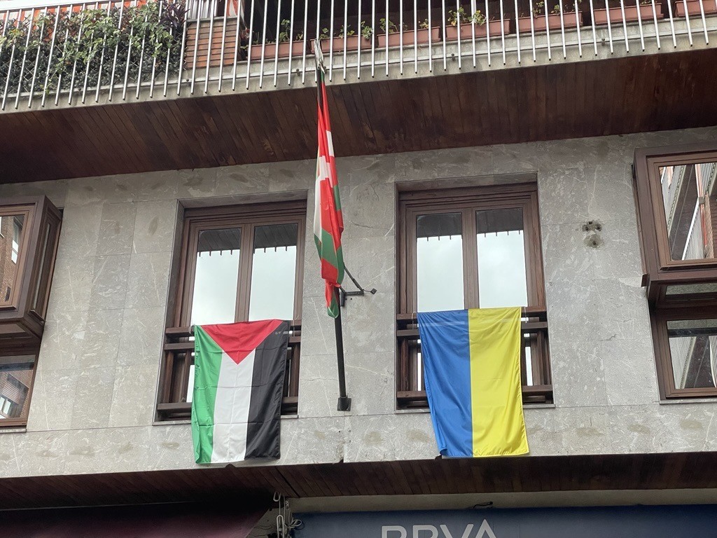 Palestinako bandera Batzokitik kendu izanak "euskal gizarteak genozidioaren aurrean duen batasuna zatitzen" duela dio EAJk
