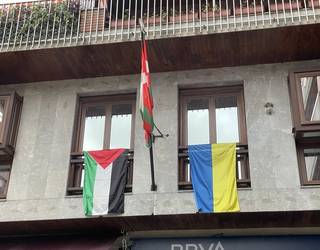 Palestinako bandera Batzokitik kendu izanak "euskal gizarteak genozidioaren aurrean duen batasuna zatitzen" duela dio EAJk