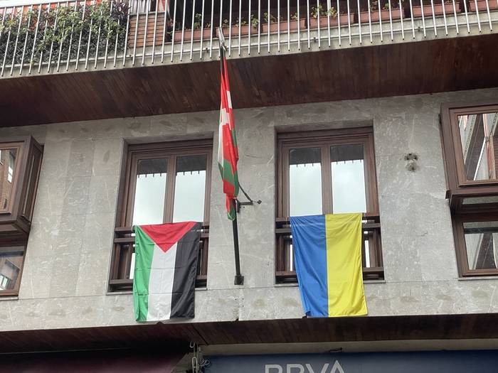 Palestinako bandera Batzokitik kendu izanak "euskal gizarteak genozidioaren aurrean duen batasuna zatitzen" duela dio EAJk