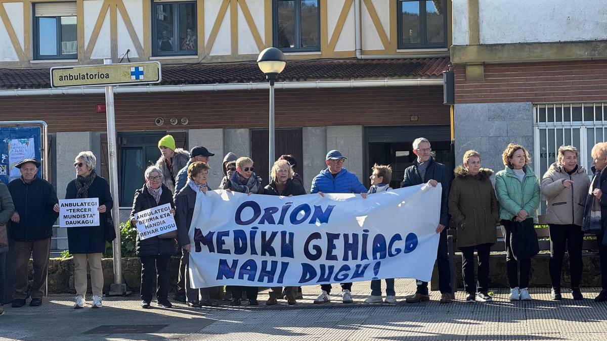 Mediku gehiago eskatu dituzte herritarrek osasun zentroaren atarian