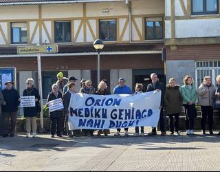 Mediku gehiago eskatu dituzte herritarrek osasun zentroaren atarian