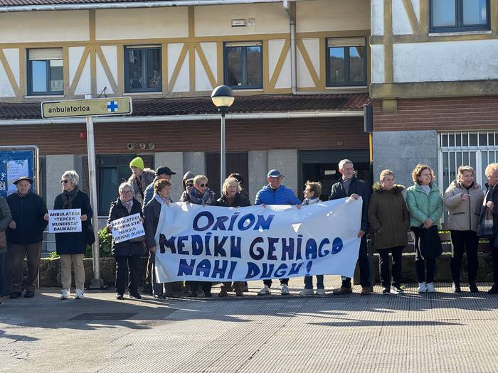 Mediku gehiago eskatu dituzte herritarrek osasun zentroaren atarian
