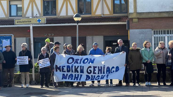 Mediku gehiago eskatu dituzte herritarrek osasun zentroaren atarian