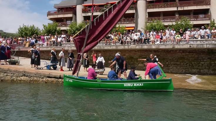 Karmengo Amaren egunez, garai bateko arrain salmentaren eszenifikazioa egin du Beduola elkarteak