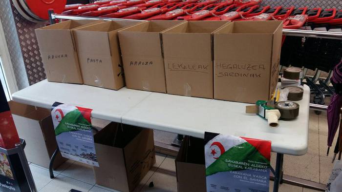 Saharako errefuxiatuen kanpamenduetara bidaltzeko janari bilketa ari dira egiten gaur, Azpeitiko Eroski eta BM supermerkatuetan