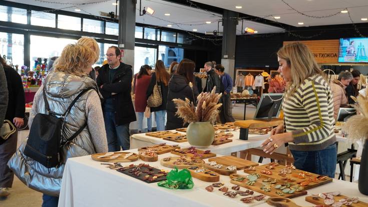 Herriko eta inguruetako sortzaileen azoka egiten ari dira Azoka Plazan