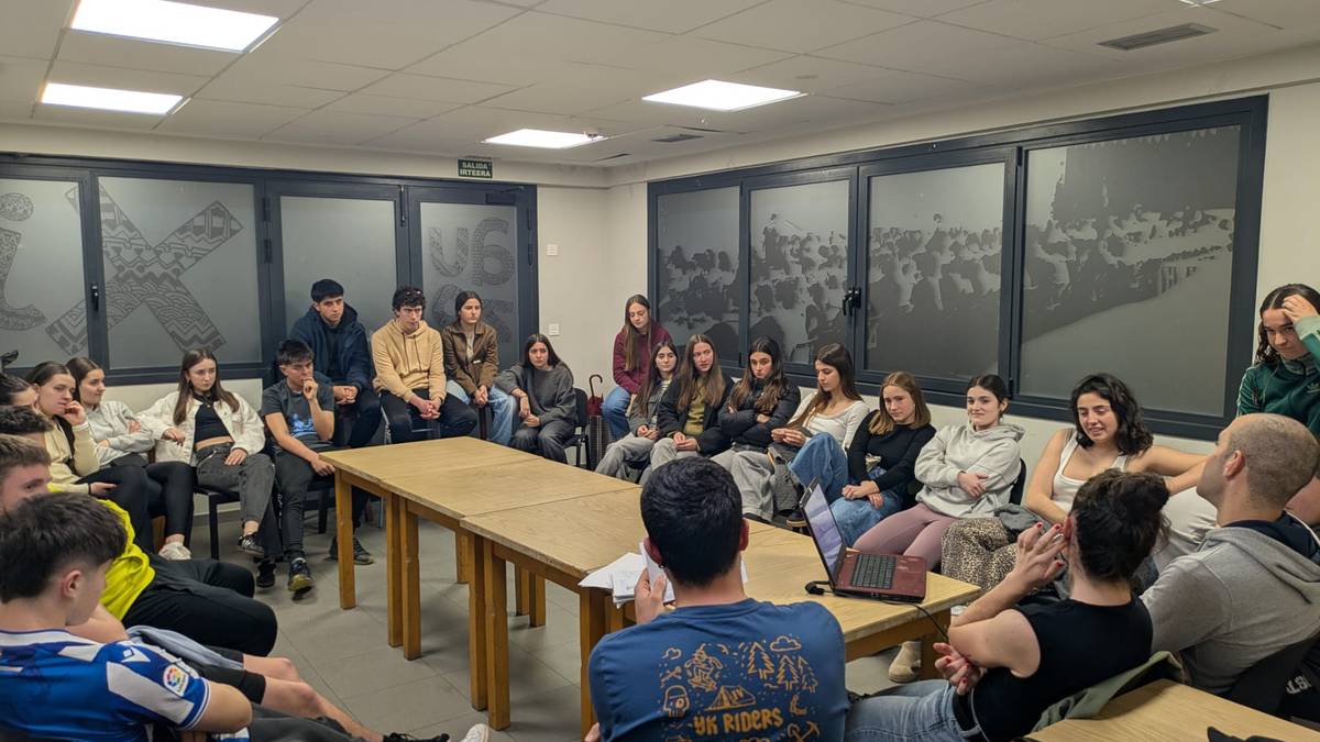 Hasi dira Sanjuandegiko festetarako prestaketekin