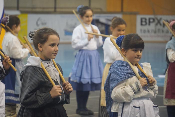 Karela kiroldegia goraino bete da Danbolin musika eskolako ikasleen dantza emanaldian