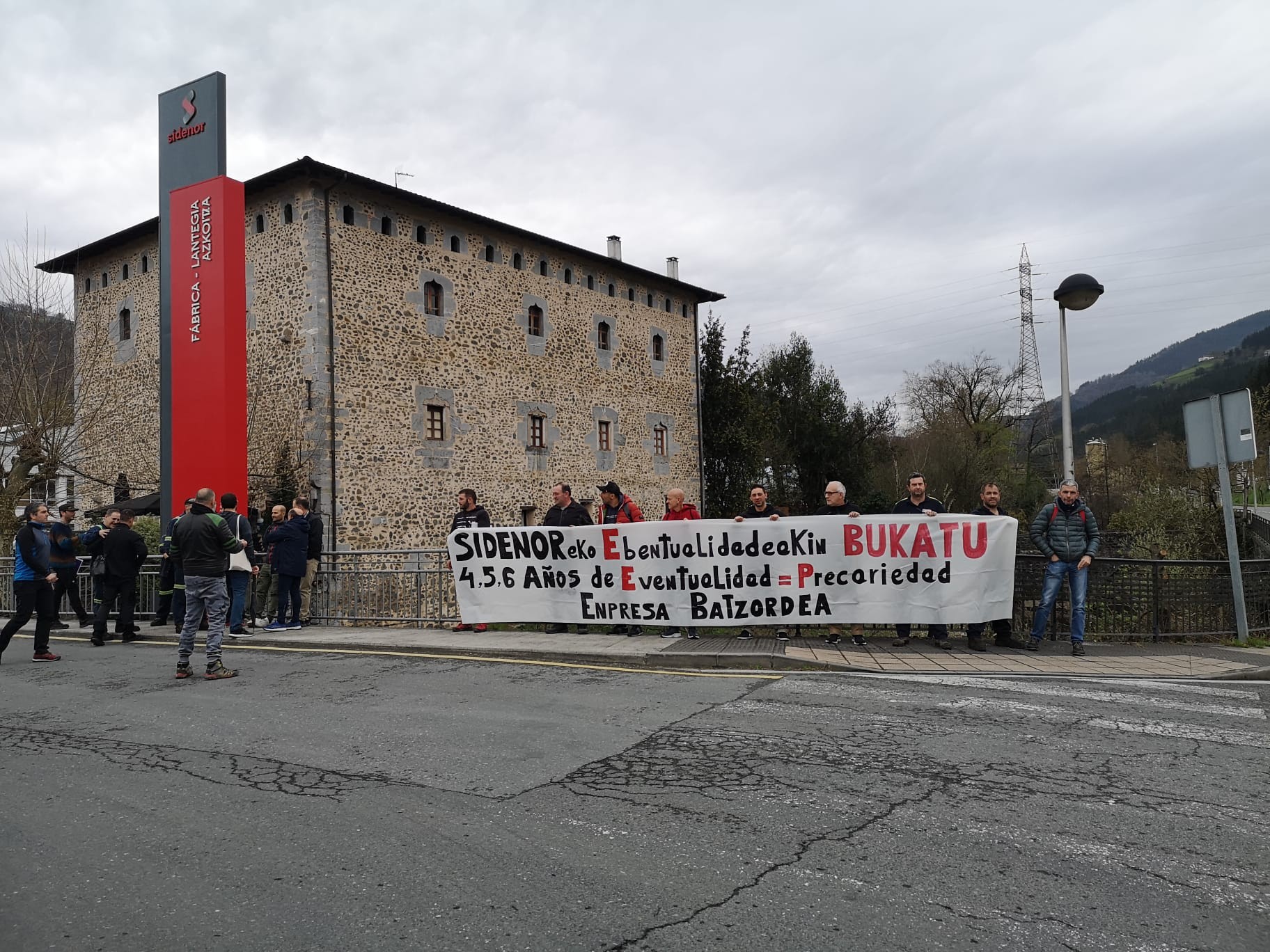 Behin-behinekotasunaren aurka mobilizatu dira Sidenor enpresako Azkoitiko langileak
