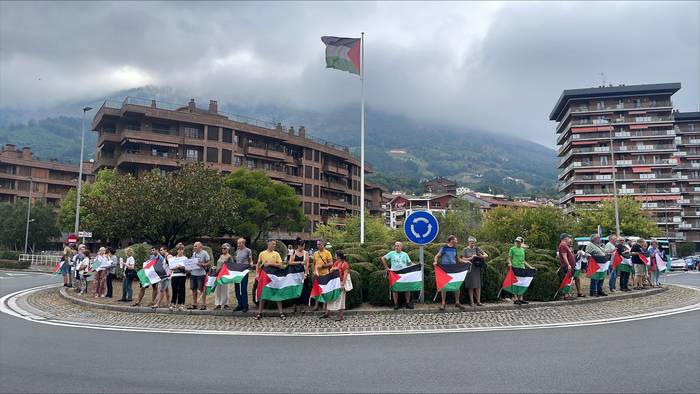 Festen atarian ere, Palestinari elkartasuna adierazi diote