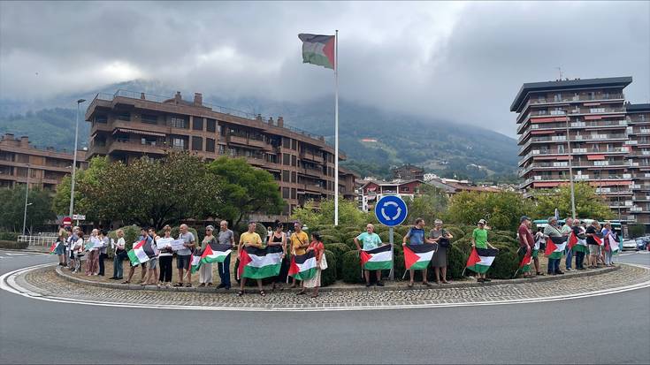 Festen atarian ere, Palestinari elkartasuna adierazi diote