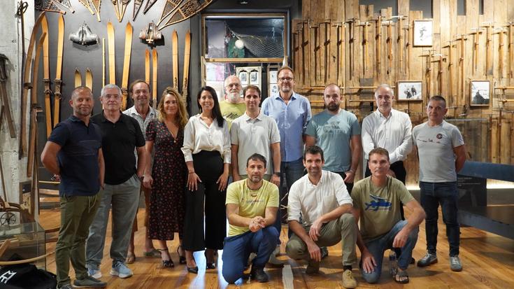 Alpinismo arkeologikoan espezializatutako nazioarteko ikerlarien bisita jaso du Mendietxek