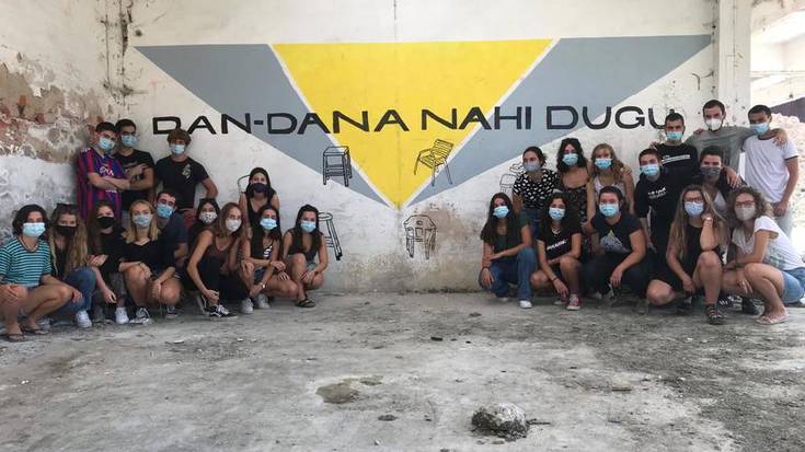 Ikasturtea hasteko, murala margotu dute Danda Gazte Asanbladakoek
