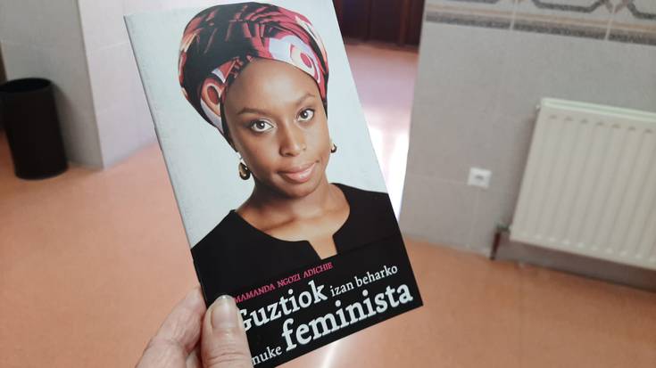 'Guztiok izan behar genuke feminista' liburuxkaren irakurketa saioa egingo dute hilaren 24an