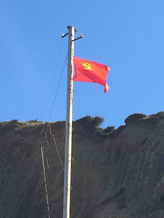 Bandera komunista Itzurungo hondartzan